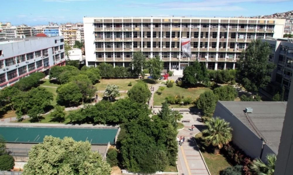 Εικόνες απόλυτης καταστροφής στο ΑΠΘ μετά τα επεισόδια